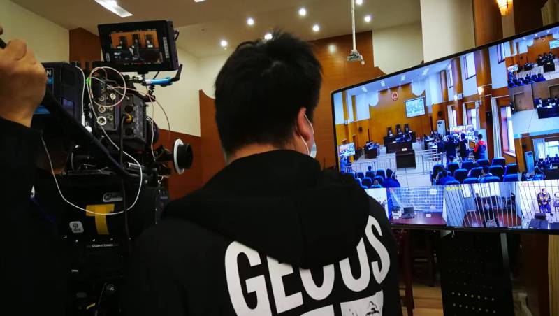 AI生成VS人工创意——达拉特旗广告片拍摄公司的技术浪漫主义实践